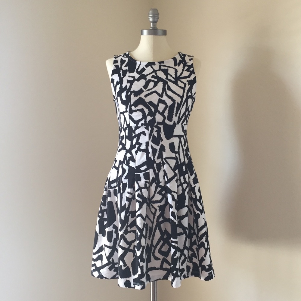 Forever 21 black and white print dress